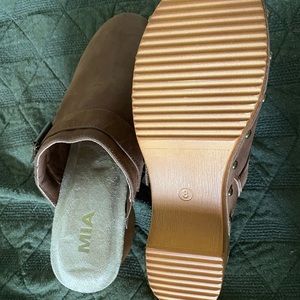 Brown clogs never worn